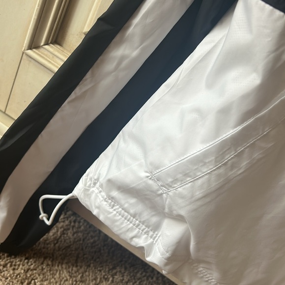 Nike women’s windbreaker jacket - Picture 4 of 9